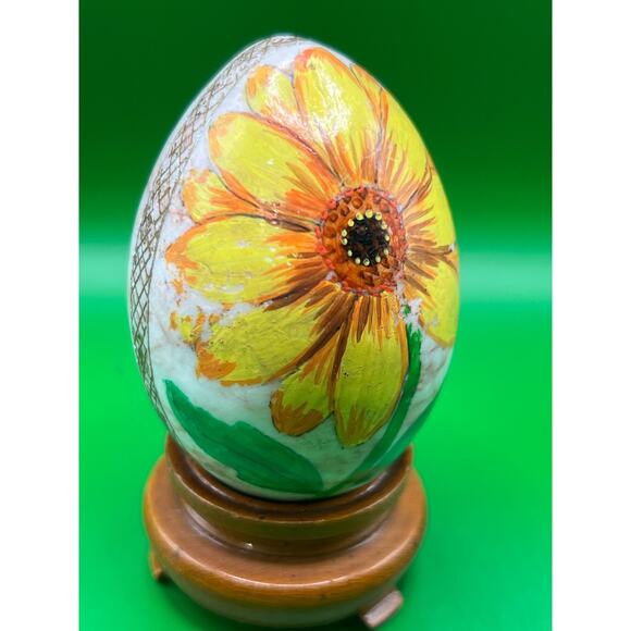 Hand painted stone egg with stand - Picture 5 of 7